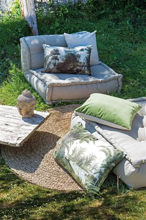 УГОЛОК ОТДЫХА В САДУ С ПОДУШКАМИ