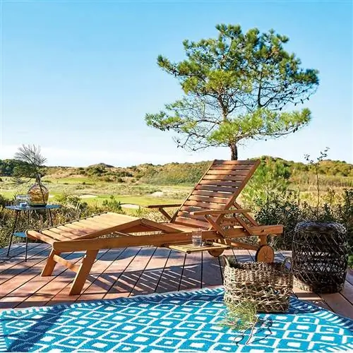 деревянный шезлонг