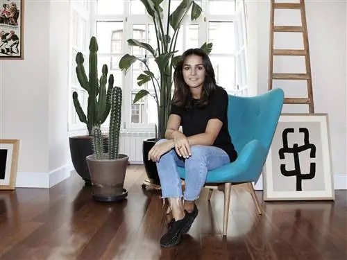 Синий, Мебель, Сидя, Бирюза, Комната, Этаж, Нога, Дизайн интерьера, Гостиная, Комнатное растение,