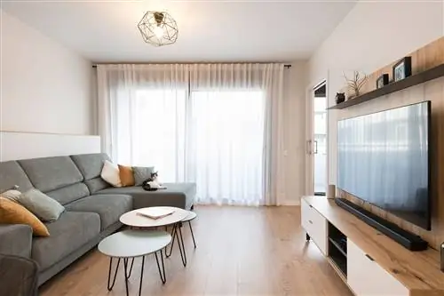 диван с серым мягким шезлонгом и тремя встроенными журнальными столиками