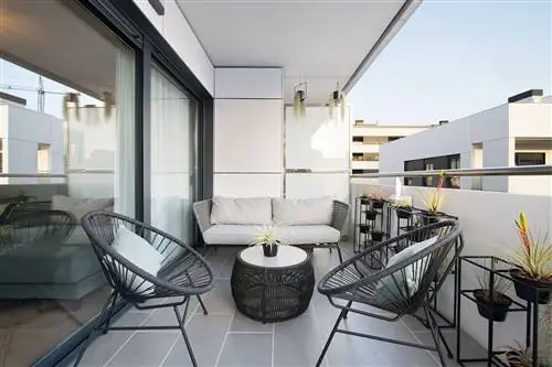 терраса с черными стульями акапулько, бежевым диваном и журнальным столиком из черного волокна