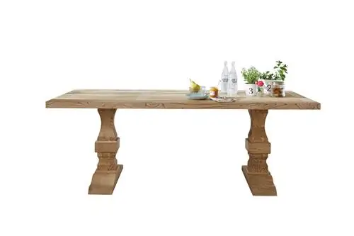 стол с изящными точеными ножками