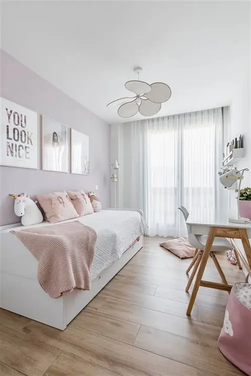 детская комната в розовых тонах с письменным столом в скандинавском стиле