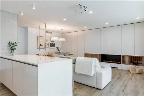 открытая гостиная с современным дизайном, оформленная в белых тонах