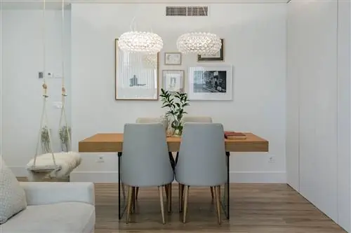 столовая современного дизайна со столом с деревянной столешницей и качелями с белым пушистым сиденьем