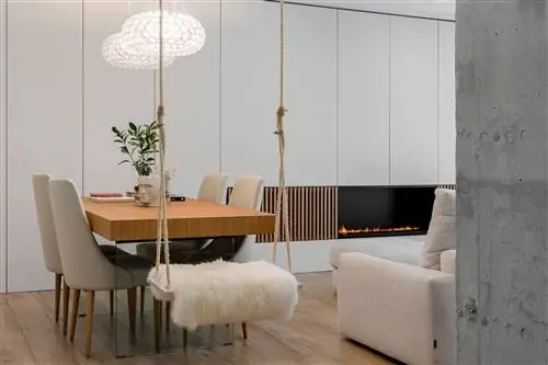 столовая современного дизайна со столом с деревянной столешницей и качелями с белым пушистым сиденьем