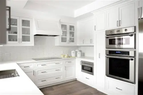 Кухня со шкафами в белом цвете