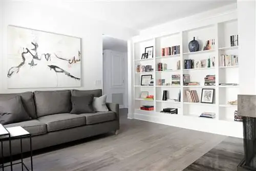 Медиа-комната с библиотекой рядом с главной спальней