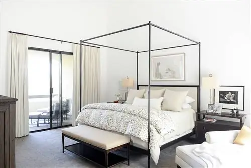 Кровать с балдахином в главной спальне