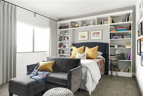 Стена изголовья, украшенная обоями и полкой-перемычкой