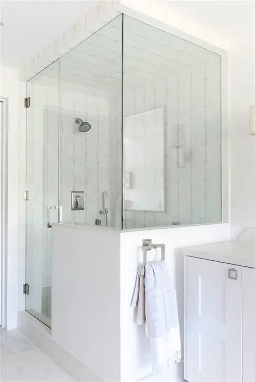 Душ с экраном в главной ванной комнате