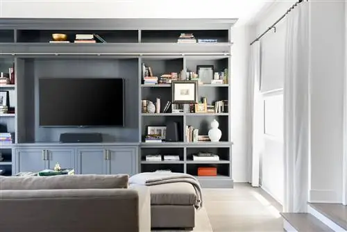 Библиотека с открытыми полками и местом для телевизора