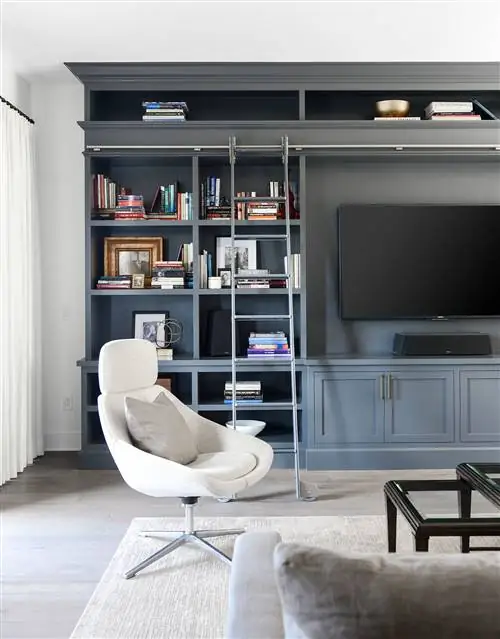 Вращающееся кресло рядом с библиотекой