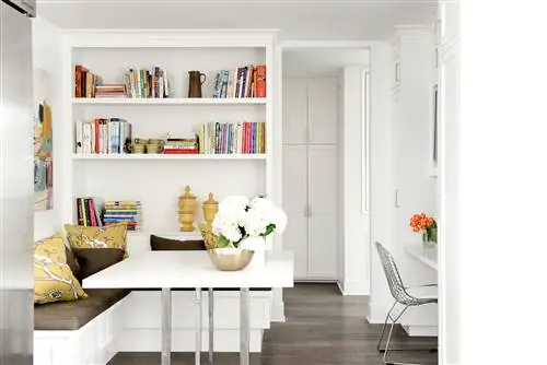 Библиотека с угловым диваном и центральным столом