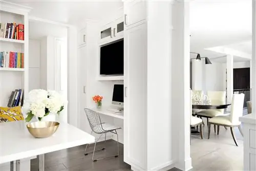 Небольшой письменный стол со стулом под телевизором