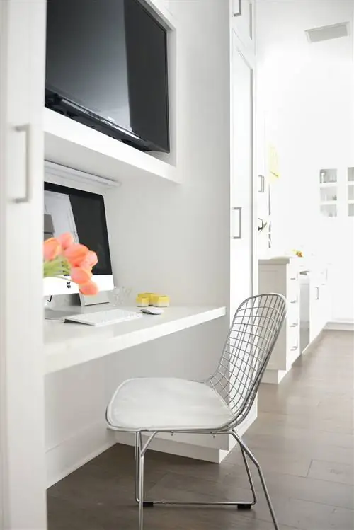 Плавающая полка как письменный стол