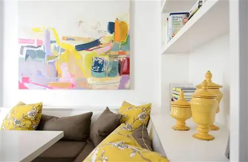 Стена украшена красочной современной абстрактной живописью