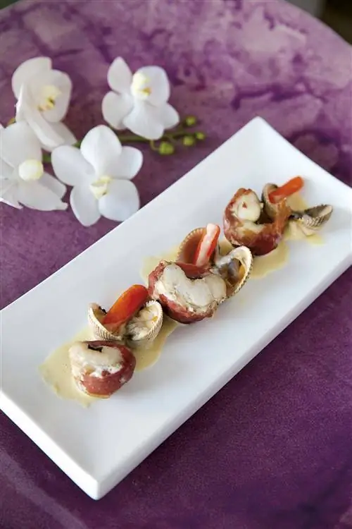 Морской черт с моллюсками и соусом из фенхеля