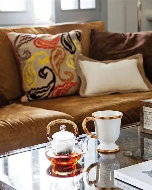 Serveware, Brown, Drinkware, Room, Interior design, Dishware, Drink, Living room, Barware, Tableware,