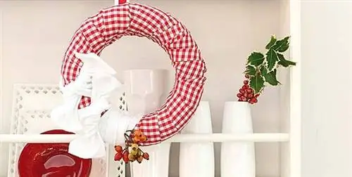 Рождественский венок, как украшение на предмет мебели