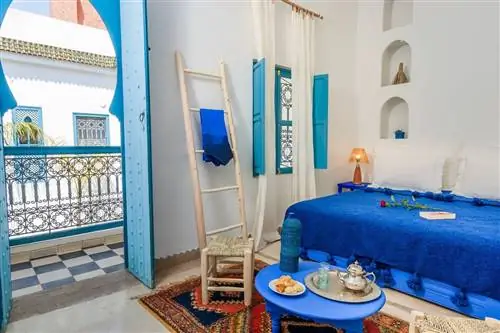 Риад Airbnb в Марракеше оформлен в цвете Pantone «Классический синий» Риад Airbnb в Марракеше оформлен в цвете Pantone «Классический синий»