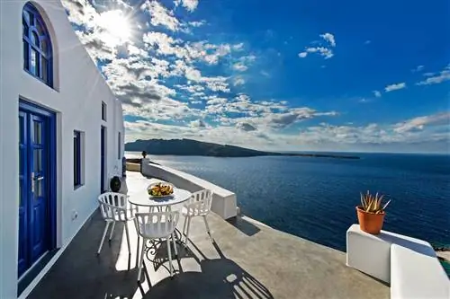 Airbnb в Греции украшен цветом Pantone «Классический синий» Airbnb в Греции украшен цветом Pantone «Классический синий»