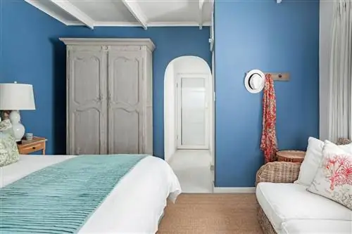 Airbnb в Кейптауне оформлен в цвете Pantone «Классический синий» Airbnb в Кейптауне оформлен в цвете Pantone «Классический синий»