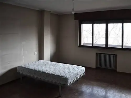 Этаж, Комната, Окно, Недвижимость, Настил, Кровать, Стена, Дизайн интерьера, Потолок, Постельное белье,