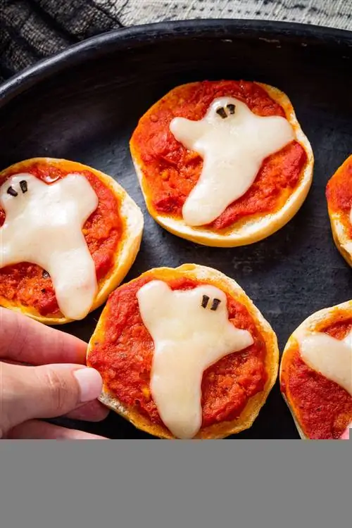 мини пицца с привидениями на хэллоуин