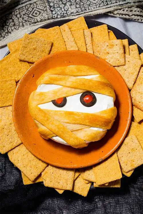 Рецепт сыра бри в форме мумии на Хэллоуин