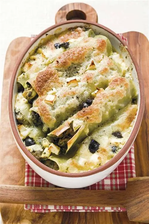 каннеллони со шпинатом и черными оливками