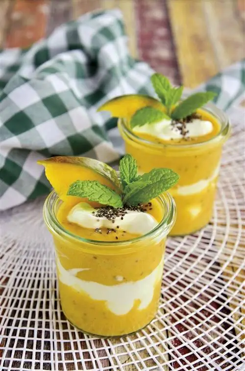 чашки йогурта и манго