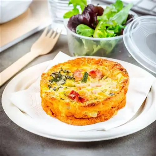 пирог без теста с красным луком и козьим сыром