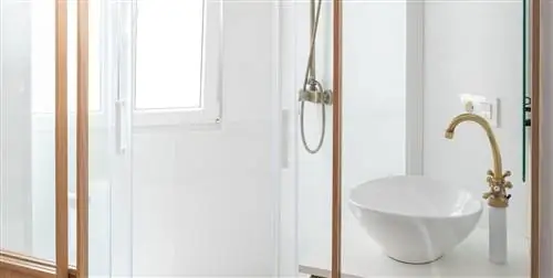 15 небольших ванных комнат со встроенным душем, позволяющих эффективно использовать пространство