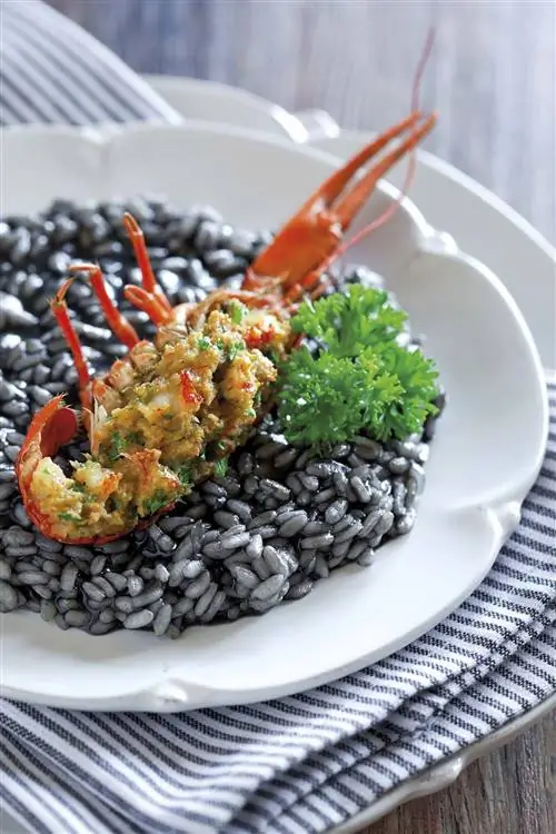 черное ризотто с крабом и каракатицей