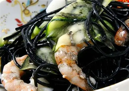 салат из черных спагетти с креветками и каракатицей