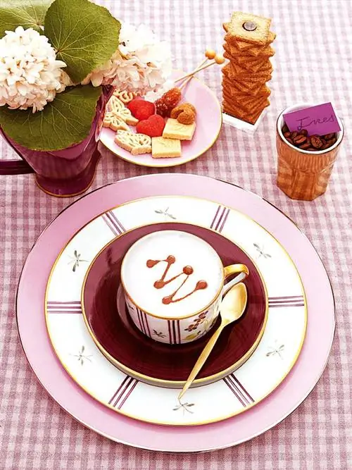 Кофе с молоком и карамелью с кусочками сахара