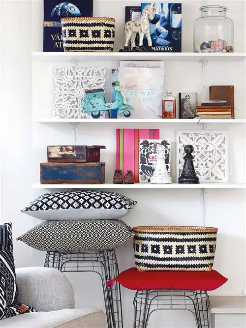 полки в гостиной