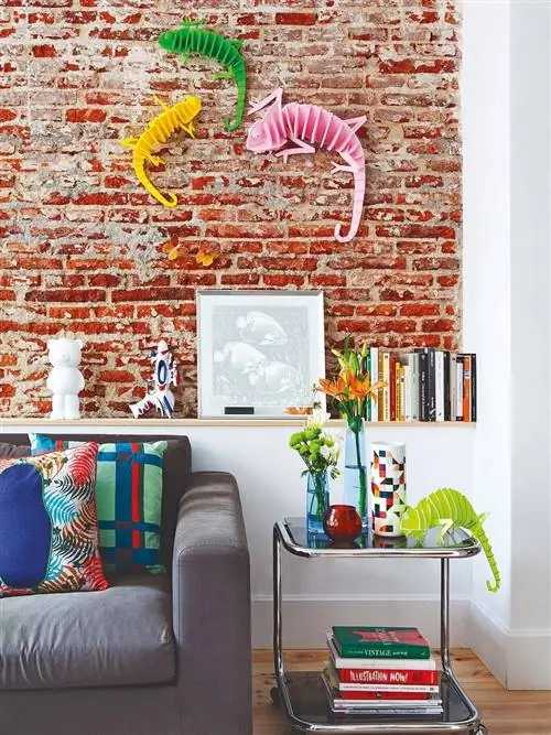 современная гостиная с кирпичной стеной
