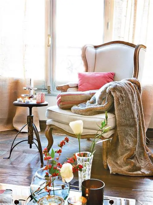 современная гостиная с классическим креслом