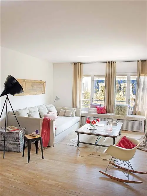 современная гостиная с диваном повышенной комфортности