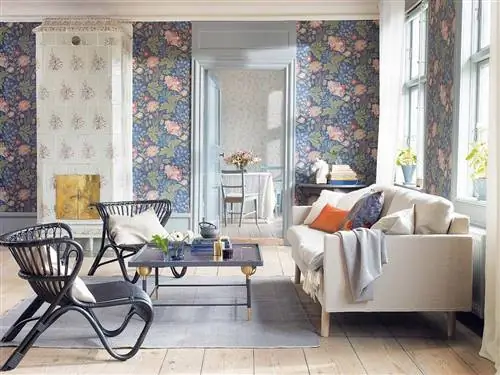 гостиная с эмалированными железными креслами