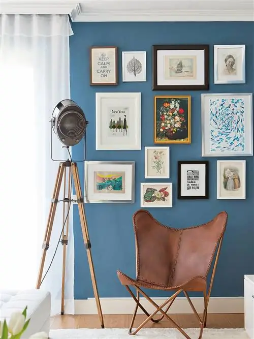 повесить картины в гостиной