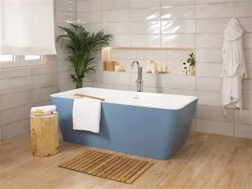 синяя современная отдельностоящая ванна