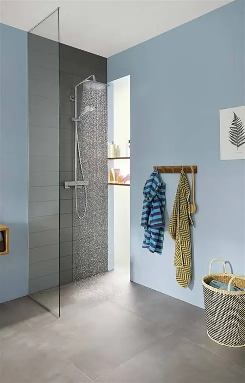 синяя современная ванная комната с душем и стеклянной перегородкой