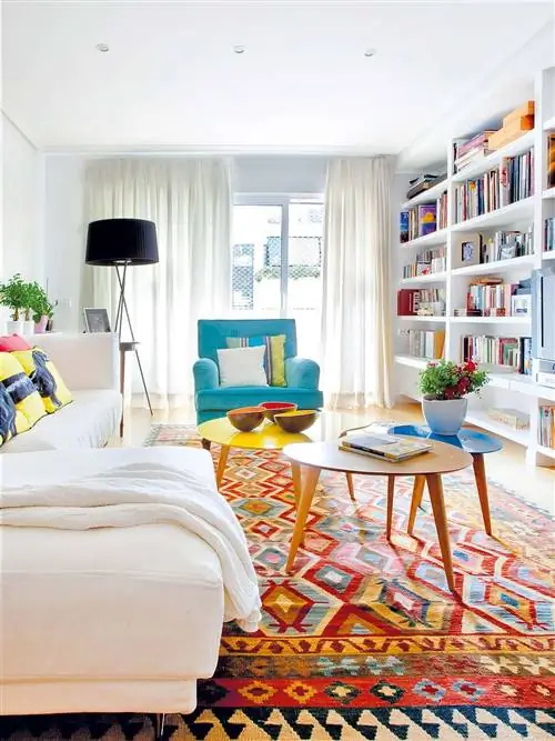 яркая гостиная с белым диваном