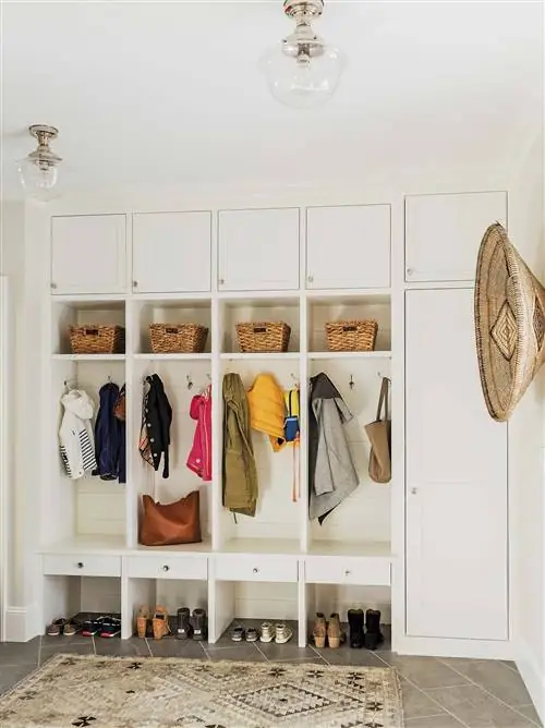 прихожая с мебельными дверцами, ящиками и вешалками