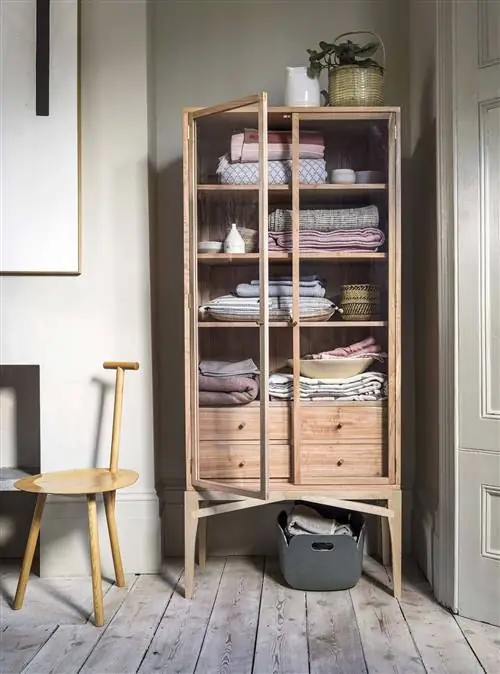 витрина с деревянными ящиками