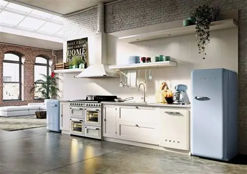 Открытая кухня в фабричном стиле с техникой smeg