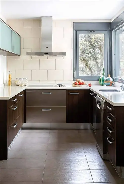 Семейное шале в Мадриде: кухня в бело-коричневых тонах